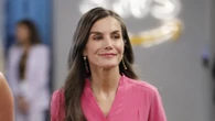 La Reina Letizia recupera su vestido rosa más favorecedor con tacones cómodos y pendientes joya multicolor