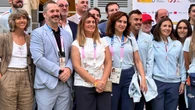 Ayuso aterriza en París con la equipación de los deportistas españoles de los Juegos Paralímpicos 2024
