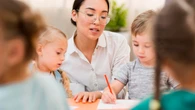Cuánto gana un maestro de primaria en España, cuántas horas tiene su jornada laboral y cuántos días de vacaciones pueden disfrutar al año