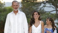 El vestido ibicenco de la Reina Letizia que estiliza al máximo: escote en pico, cintura marcada y transparencias estratégicas