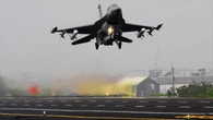 Un caza F-16 de la fuerza aérea de Singapur se estrella durante el despegue