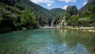 Esta es la piscina natural situada en Castellón con aguas turquesas y un paisaje montañoso