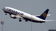 Intenta abrir la puerta de emergencia en pleno vuelo y los demás pasajeros se lo impiden