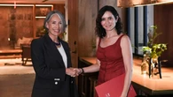 Ayuso deslumbra en Nueva York con esta prenda de lino que favorece a las morenas y la combina con cuñas bohemias