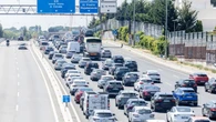 La gasolina y el diésel encadenan su tercera subida de precio y encarecen los viajes en la primera operación salida del verano