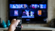 ¿Por qué la tele se enciende sola? El curioso motivo que lo explica (y no son los fantasmas de tu casa)