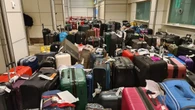 Un trabajador del aeropuerto explica por qué nunca debes atar una cinta a tu maleta: "Te arrepentirás"