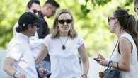El look más básico de Marta Ortega es el que todas tenemos en el armario: camiseta blanca y jeans de tiro bajo