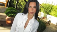 Este es el look en 'total white' con el que Dua Lipa ha marcado tendencia en el Museo del Prado