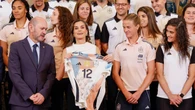 La Reina Letizia apuesta por el binomio blanco y negro en su cita con la Selección Absoluta de Fútbol Femenino