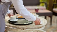 Ayudar a un camarero a limpiar la mesa parece un gesto amable, pero los psicólogos ven algo mucho más profundo
