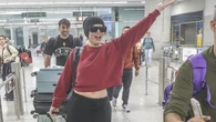 Melody regresa a España con su look más chandalero (pero también de diva) después del plantón oficial