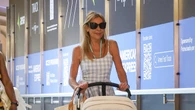 Ana Obregón aterriza en Mallorca con el vestido de cuadros vichy que rejuvenece y estiliza a cualquier edad