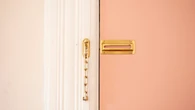 Pocas personas saben: ¿Por qué debes frotar una vela en la cerradura de tu casa?