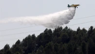Un bombero explica qué hacer si te cae una descarga de agua de un avión encima durante un incendio forestal