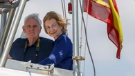 La Reina Sofía ha cogido prestados los pantalones de lino de la Infanta Elena para su viaje a Mallorca