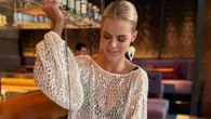 Amelia Bono se ha comprado el top de lentejuelas calado de Zara que vamos a llevar de fiesta con pantalones blancos