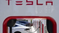 Trump califica de "terrorismo doméstico" los ataques contra TESLA
