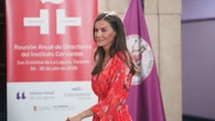 La Reina Letizia recupera su vestido más veraniego de Adolfo Domínguez para empezar la semana en Tenerife
