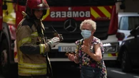 Ocho personas atendidas y de ellas cuatro hospitalizadas por inhalar humo tras incendiarse una vivienda en el barrio de Orriols en Valencia