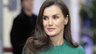 Del vestido verde esperanza al abrigo batín de Mango: el look de la Reina Letizia para empezar la semana en Madrid