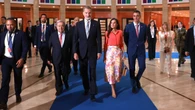 El look de la Reina Letizia todo un guiño a Sevilla recuperando de su armario este falda estampada de José Hidalgo