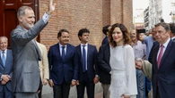 El look más ibicenco de Isabel Díaz Ayuso con falda de encaje (y alpargatas de cuña) para una tarde de toros junto al Rey Felipe