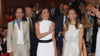 La Reina Letizia presume de bronceado con el vestido blanco que más estiliza en verano