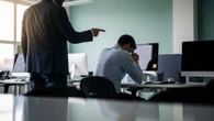 ¿Es legal que tu empresa aumente tu jornada laboral por pasar tiempo en el baño? Un abogado tiene la respuesta