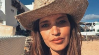 La falda más boho de Sara Carbonero para su escapada romántica a Canarias que nosotras vamos a llevar con botas cowboy