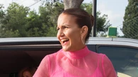 Samantha Vallejo-Nájera se corona como la invitada más elegante de agosto con vestido fucsia en la boda de Jordi Cruz