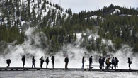 Excursionista de 17 años sufre graves quemaduras al romperse el suelo bajo sus pies y caer en agua hirviendo en Yellowstone