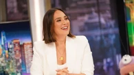 Tamara Falcó se viste de blanco en 'El Hormiguero' con una falda satinada de Zara perfecta para madres de comunión