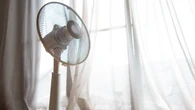 ¿Duermes con el ventilador encendido toda la noche? Un enfermero revela los riesgos de esta práctica