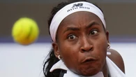 Insólito en una pista de tenis: Coco Gauff sacó y Zheng, su rival, estaba todavía en el banquillo cambiando de raqueta