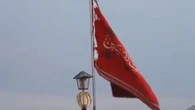 Irán levanta la "bandera roja de la venganza" en una mezquita: qué significa y por qué es una señal de peligro para Occidente