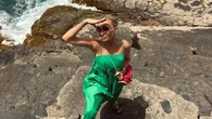Bolso de rafia y zuecos de leopardo: el truco de Marta Sánchez para rejuvenecer cualquier look veraniego