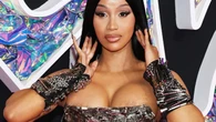 Cardi B enfrenta una demanda por lanzar un micrófono a una fan durante un concierto