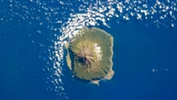 El lugar más aislado del planeta: 200 personas, un volcán activo y cero turistas