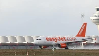 Easyjet acuerda una un subida salarial del 22% en 2025 para evitar la huelga de tripulantes de cabina