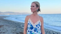 El vestido de flores de 309€ que Amelia Bono se ha comprado para sobrevivir al calor del sur