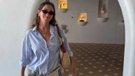 María Pombo confirma la tendencia del verano: el pañuelo a la cadera es el nuevo pareo (y se lleva hasta en la ciudad)