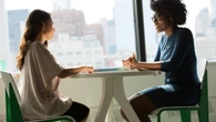 7 Frases que revelan la falta de habilidades sociales en conversaciones cotidianas