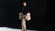 Nieves Álvarez desfila en el show de Stéphane Rolland en París con dos estilismos que desafían las tendencias de otoño e invierno