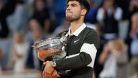 Enfado monumental por la bandera con la que Roland Garros homenajea a Carlos Alcaraz: "Deberían pedir disculpas a España..."
