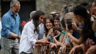 La vestimenta más casual de la Reina Letizia con camisa + pitillos para su visita en Castilla y León con el Rey Felipe V