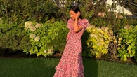Sassa de Osma apuesta por la moda sostenible en Cerdeña con vestido bohemio y lo combina con sus bailarinas favoritas de terciopelo