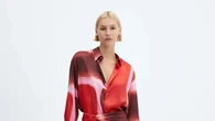 Las faldas midi de Zara, Mango y Sfera que hacen efecto tipazo a los 20 y a los 50 años