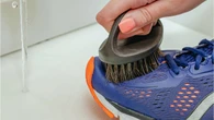 Sin vinagre ni lavadora: el truco sencillo de los expertos en limpieza para lavar tus zapatillas sin dañarlas