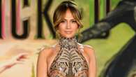 Jennifer Lopez vuelve a robar todas las miradas de la noche con su lookazo de pedrería y aberturas infinitas